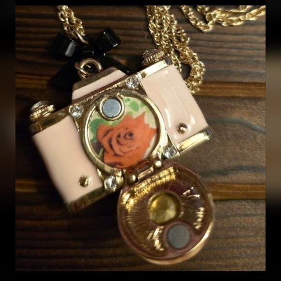 Betsey Johnson Pink Camera Pendant Necklace with Black Bow NWT! Rare! - Picture 4 of 16